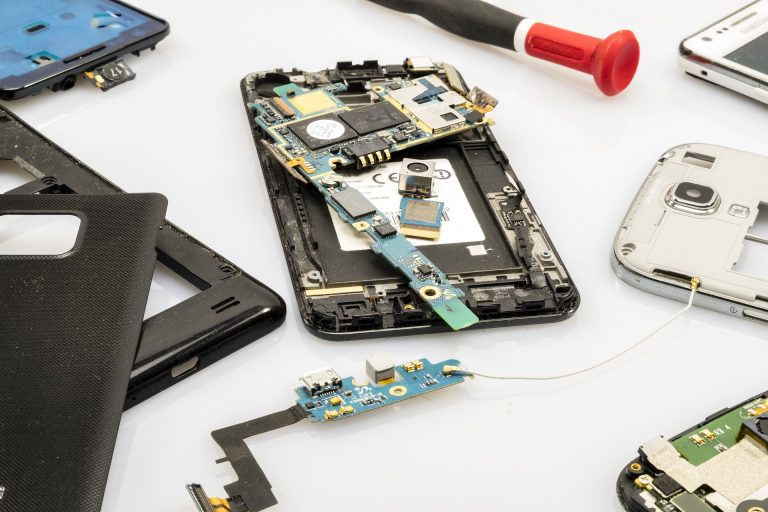 Our Guide to Phone Repair vs. Replacement – Which One to Choose