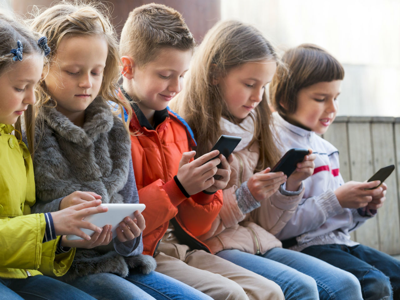 5-tips-for-parents-in-choosing-the-right-phone-for-kids-our-guide
